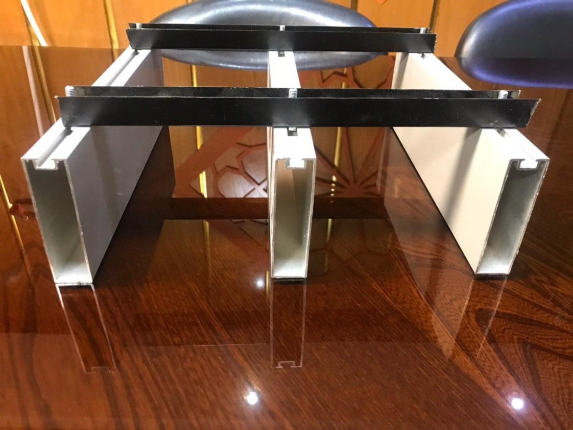 سلیمان آبادی . (کوهی)ارومیه لوور سقفی مشبک . ساختمان دفاع مقدس