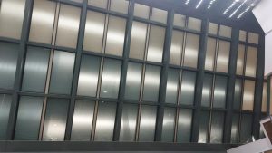 نصب پرده در سه لاین 30 عددی (عرض 30 متر) در نظر گرفت  که هر کدام از لاین ها با هم یک سیستم کنترل دارند