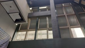 نصب پرده در سه لاین 30 عددی (عرض 30 متر) در نظر گرفت  که هر کدام از لاین ها با هم یک سیستم کنترل دارند