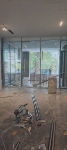 مراحل اجرای نمای شیشه‌ای آلومینیومی ساختمان