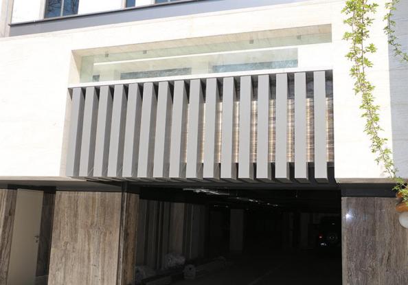 چالش‌ها و راهکارهای اجرای نمای لوور در ساختمان کرمان موتور