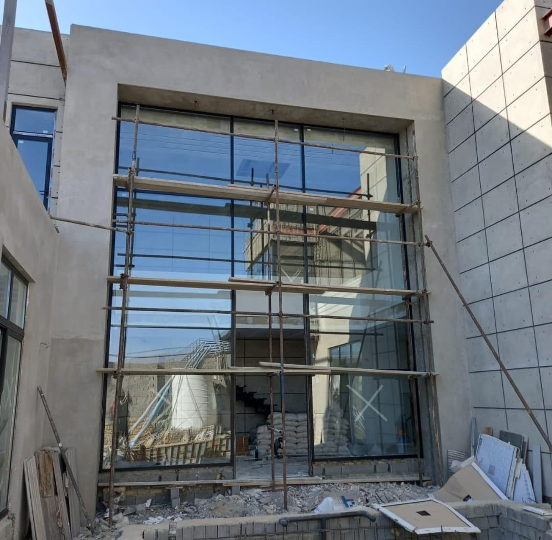 کرتین وال پایه‌ای مستحکم برای ایمنی و مقاوم در برابر زلزله است