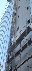 کرتین وال یا فریم لس؟ تفاوت‌ها و معایب هر سیستم نمای شیشه‌ای