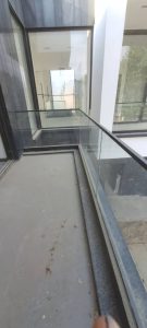 اجرای تخصصی هندریل شیشه‌ای با امنیت بالا