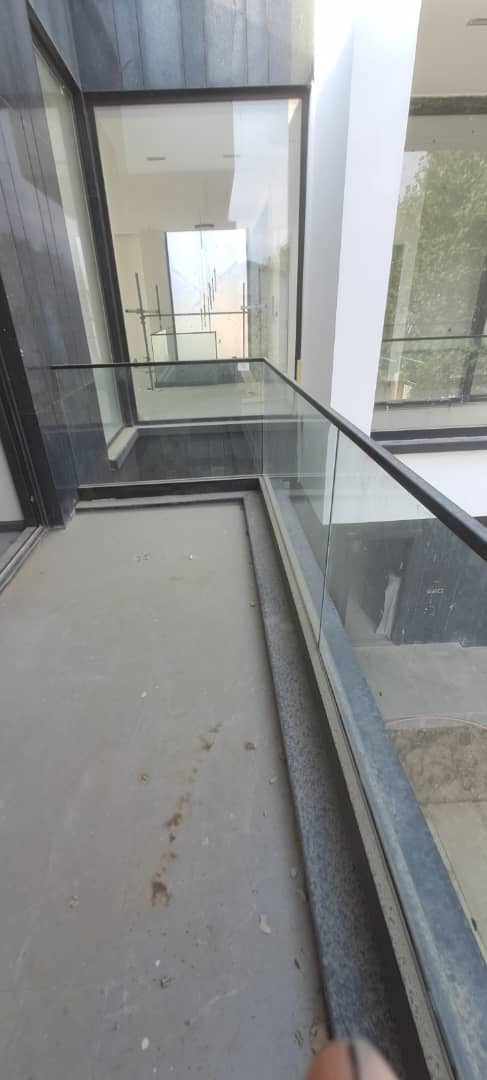 اجرای تخصصی هندریل شیشه‌ای با امنیت بالا