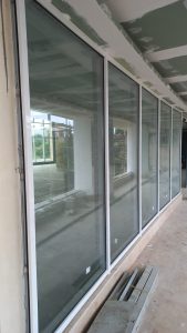 اجرای حرفه‌ای نمای شیشه‌ای فیس‌کپ