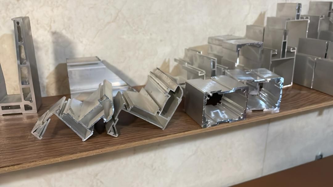 بررسی مزایای فریم لس بازشو در نما