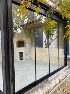 طراحی مدرن پنجره‌های بالکنی آلومینیومی