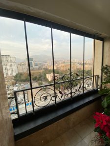 طراحی مدرن پنجره‌های بالکنی آلومینیومی